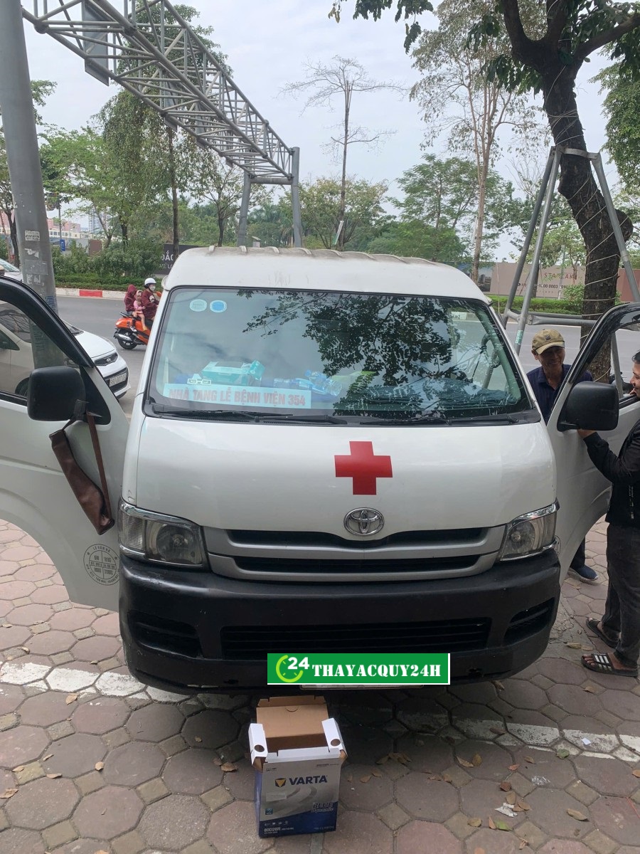 Thay ắc quy xe Toyota Hiace chính hãng