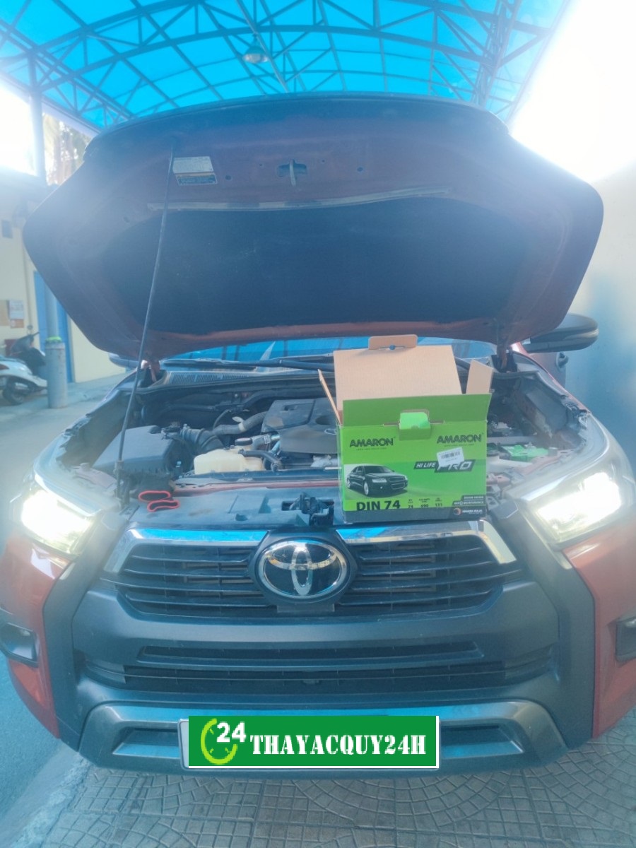 Thay ắc quy xe Toyota Hilux chính hãng