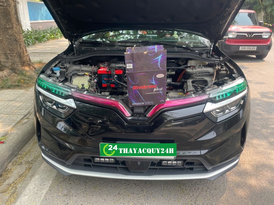 Thay ắc quy xe Vinfast Limo Green tận nơi 24H