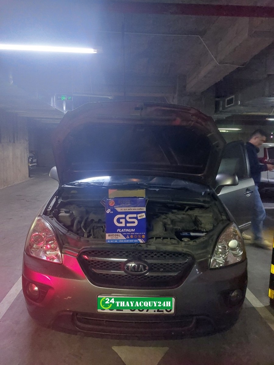 Thay ắc quy xe Kia Carens tại nhà ở Bắc Ninh